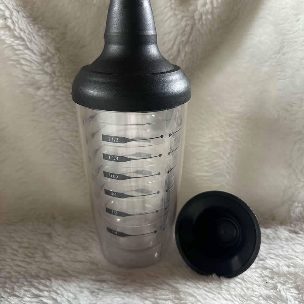 Tervis Cocktail Shaker 16oz  Measuring Tumbler with Black Accessories